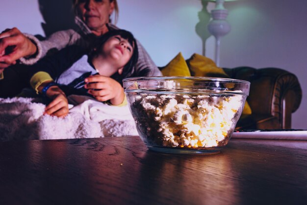Jak zorganizować idealny wieczór filmowy z nietypowymi przekąskami