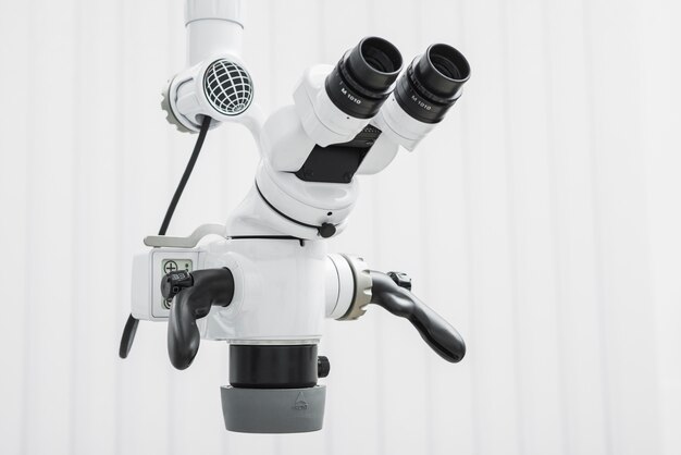 Nowoczesne technologie w endodoncji: Jak mikroskop zmienia podejście do leczenia zębów
