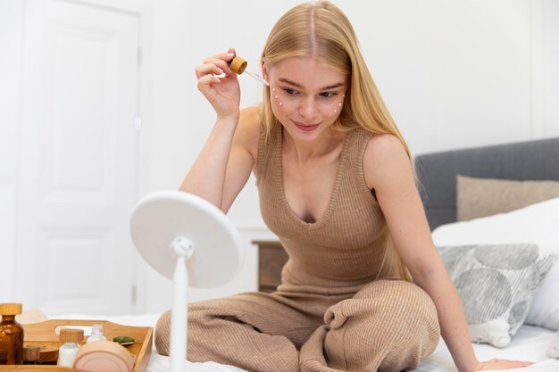 Jakie korzyści dla skóry przynosi stosowanie czystego retinolu?