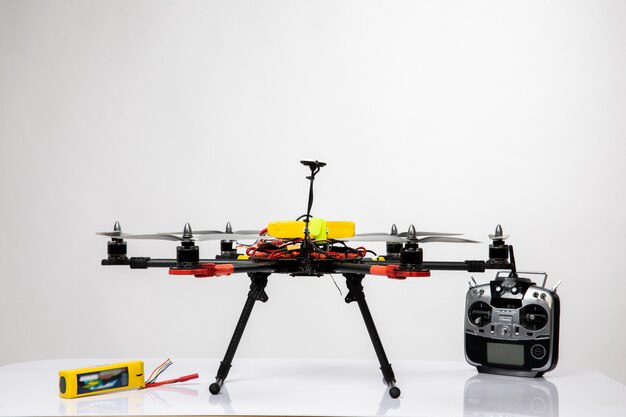 Jak Nowoczesne Technologie Zmieniają Sposób, w Jaki Uczymy się Obsługi Dronów