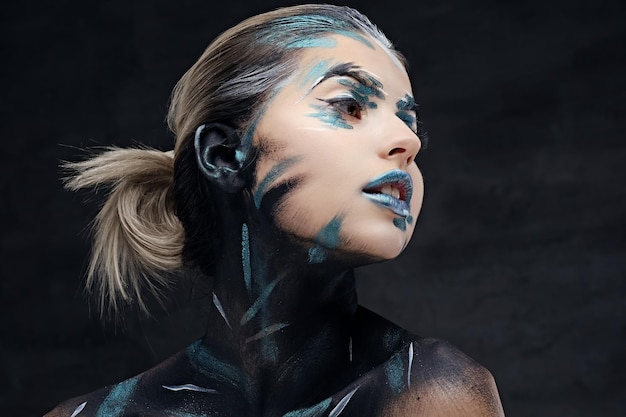 Sztuka makijażu jako forma kreatywnego wyrażania siebie