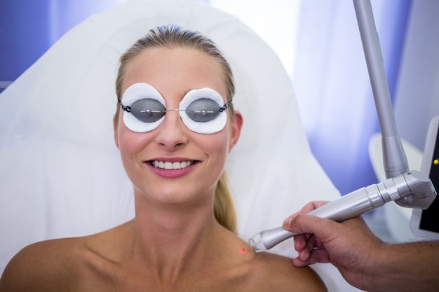 Korzyści i zastosowanie laseroterapii w nowoczesnej medycynie estetycznej